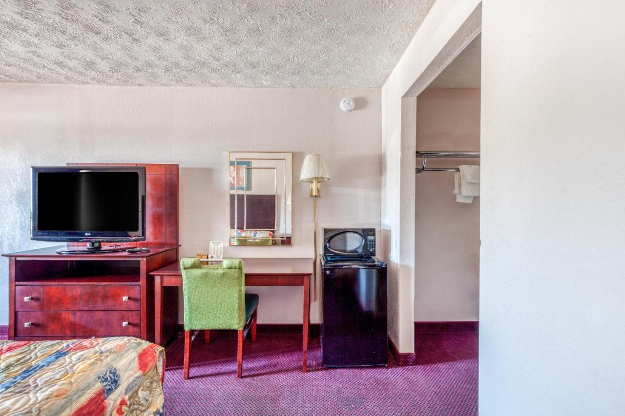 Oyo Hotel Decatur I-20 East & Wesley Club Dr エクステリア 写真