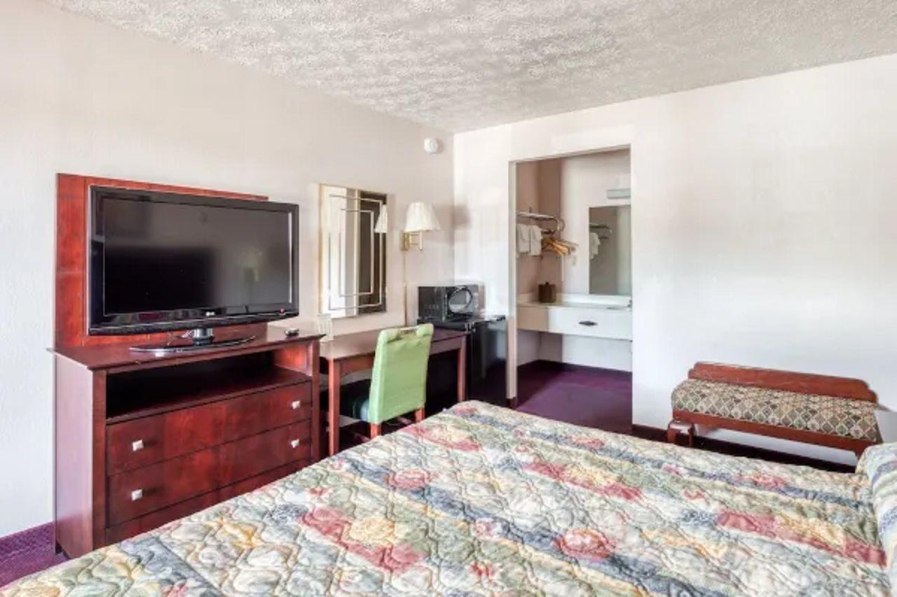 Oyo Hotel Decatur I-20 East & Wesley Club Dr エクステリア 写真